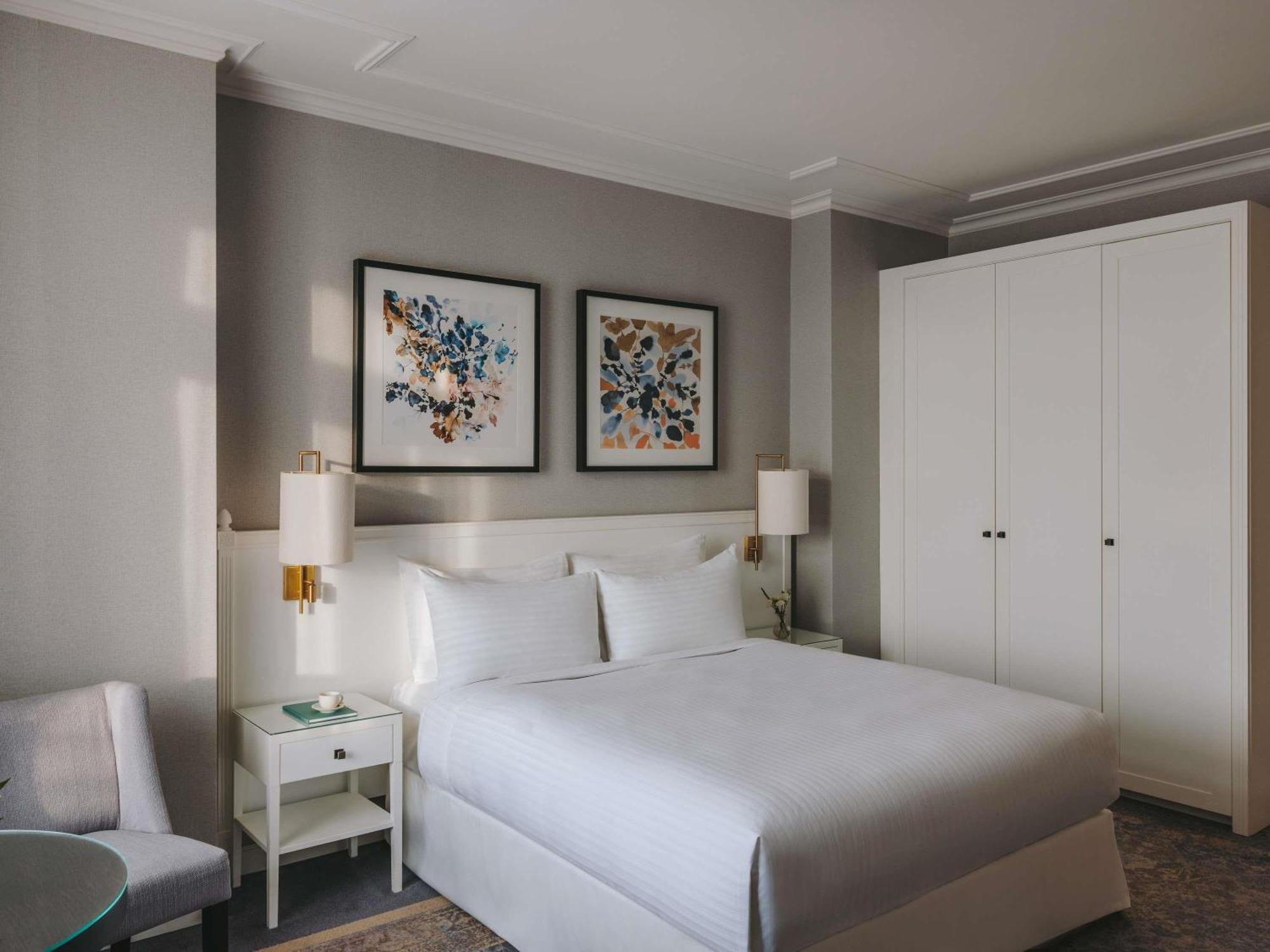 Habitación Fairmont con cama grande y vistas a la ciudad